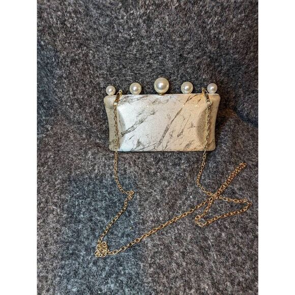 Vintage clutch with faux pearl accents and a gold tone chain strap - Picture 1 of 11